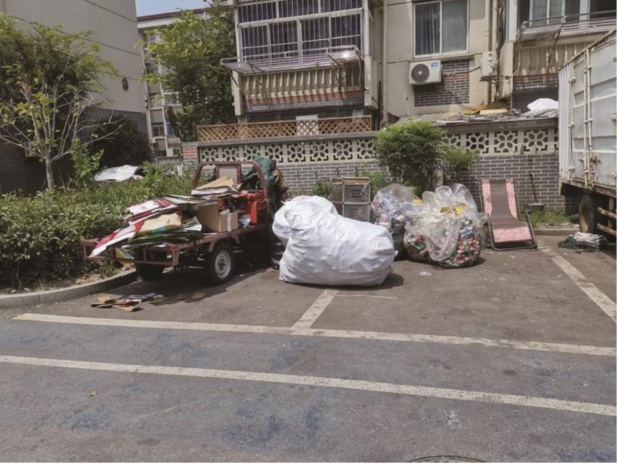 鬧心 租下停車位 露天堆廢品